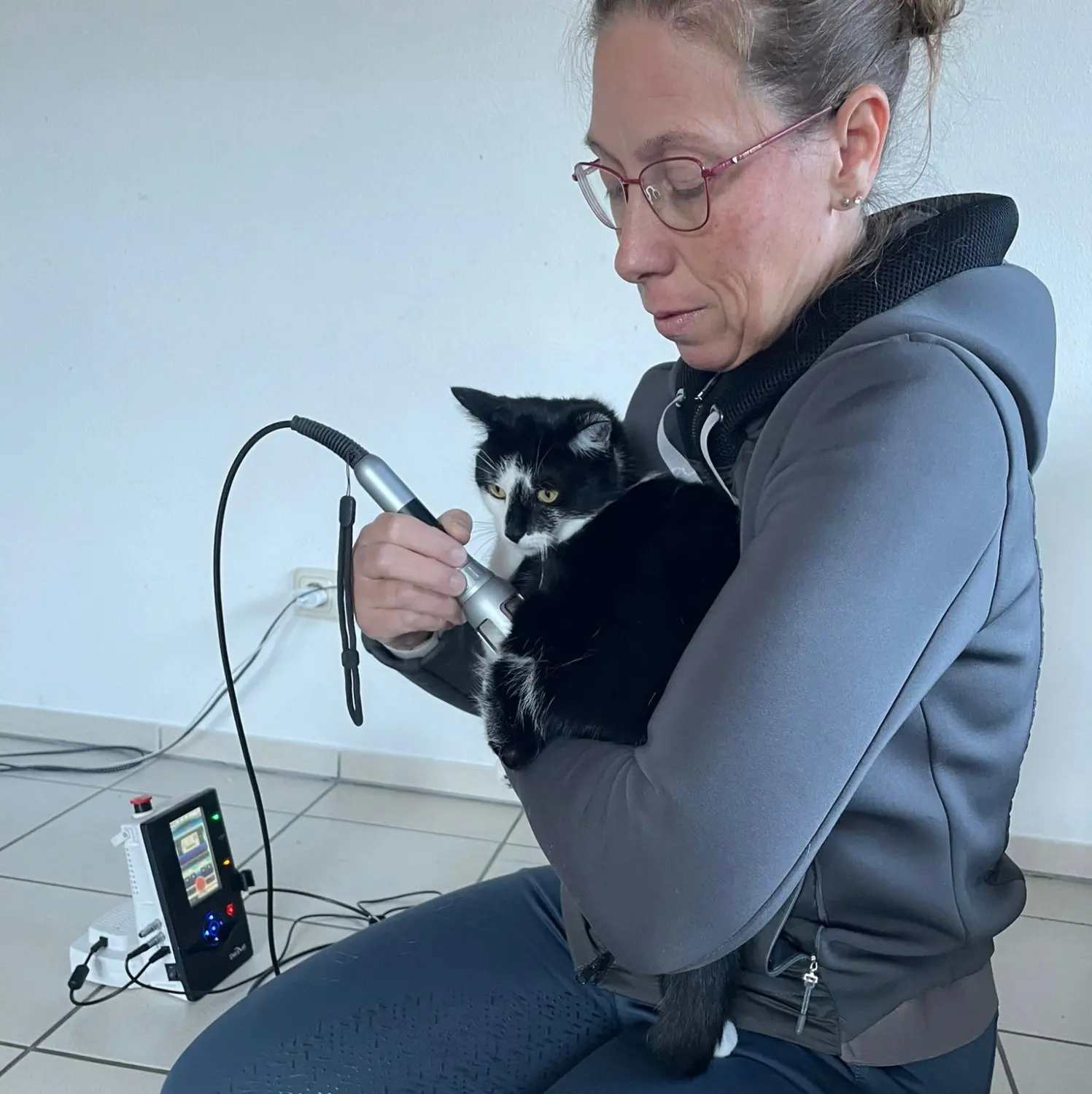 Frau mit Katze von Physio Pfote und Huf