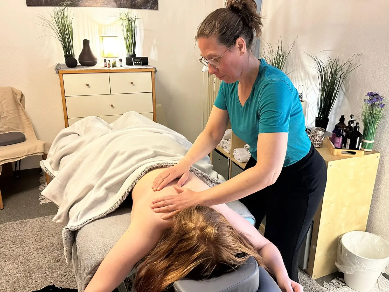 Frau bei der Massagebehandlung von Physio Pfote und Huf