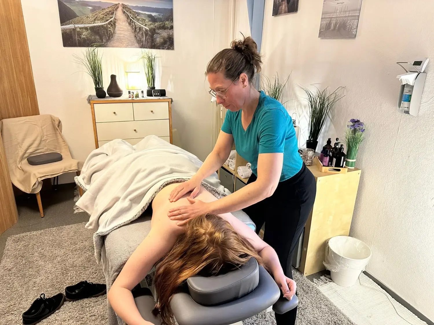 Nicola Schmidt bei der Massage
