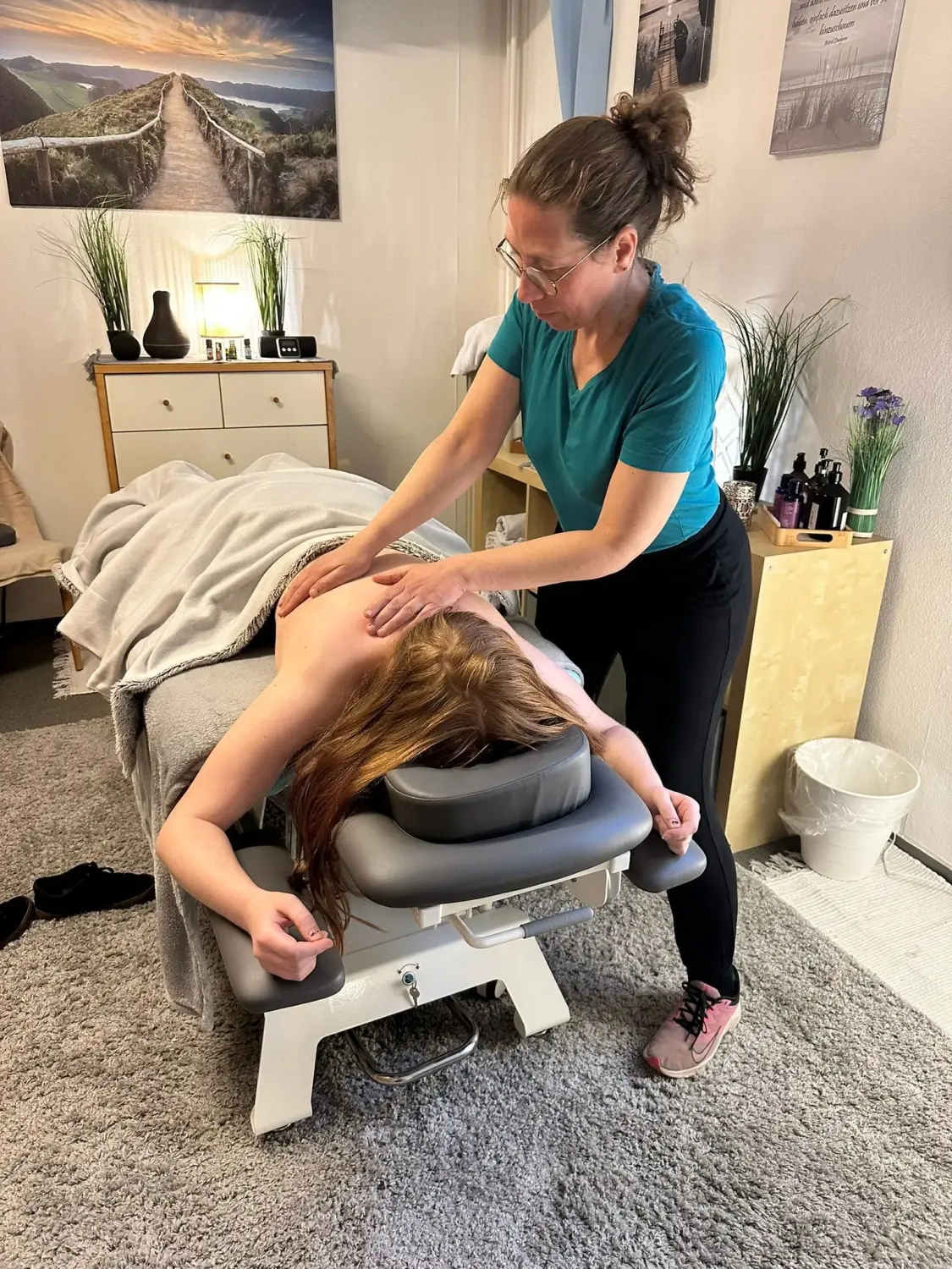 Nicola Schmidt bei der Massage